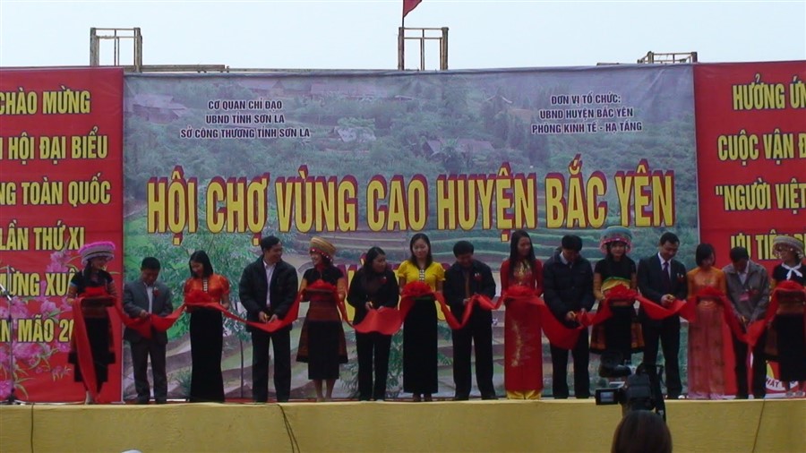 Hội chợ thương mại vùng cao xã Tà Xùa năm 2017